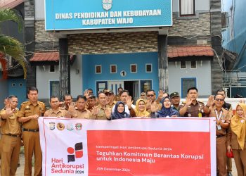 Peringati Hari Anti Korupsi, Pemkab Wajo Bagi-Bagi Stiker Anti Korupsi