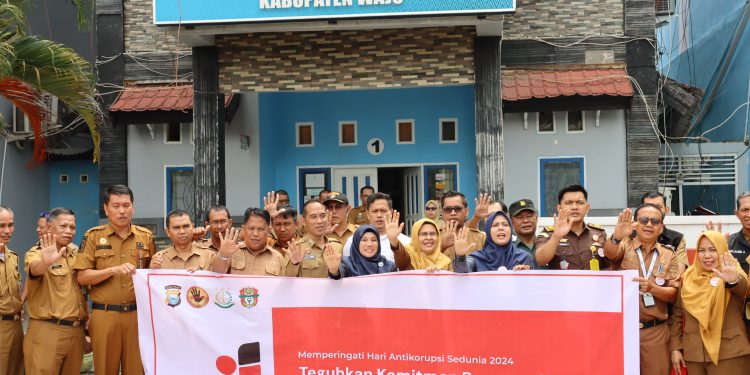 Peringati Hari Anti Korupsi, Pemkab Wajo Bagi-Bagi Stiker Anti Korupsi